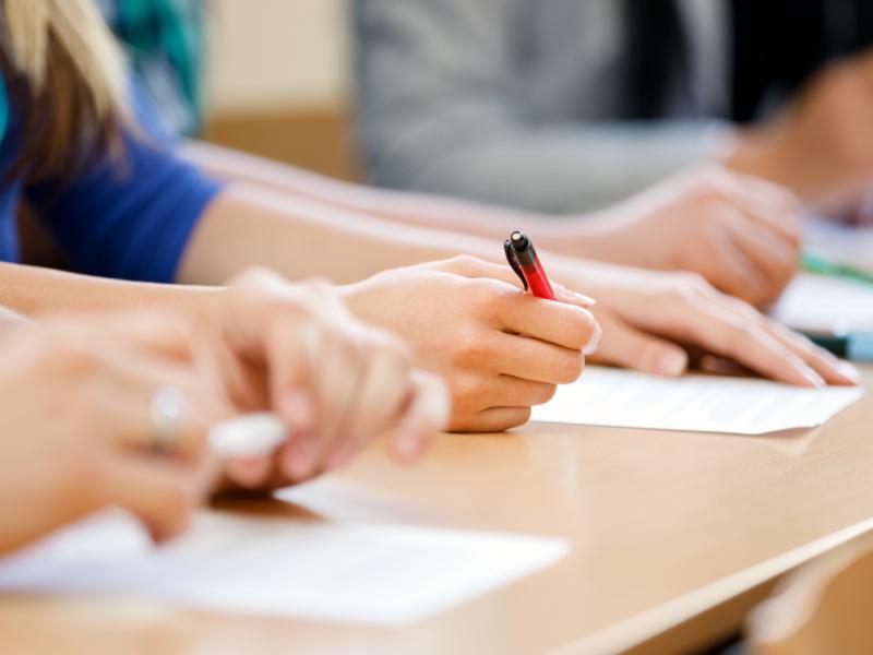 Πρεμιέρα των πανελλαδικών εξετάσεων, αναμένεται πτώση των βάσεων 