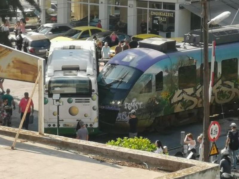 Σύγκρουση λεωφορείου με συρμό του προαστιακού στη Λιοσίων
