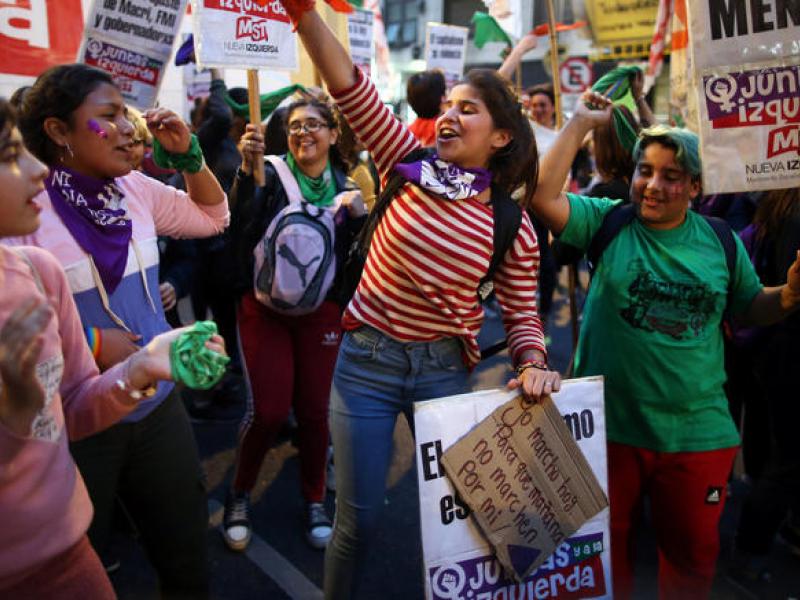Αργεντινή: Γυναίκες διαδήλωσαν κατά της βίας & υπέρ των αμβλώσεων