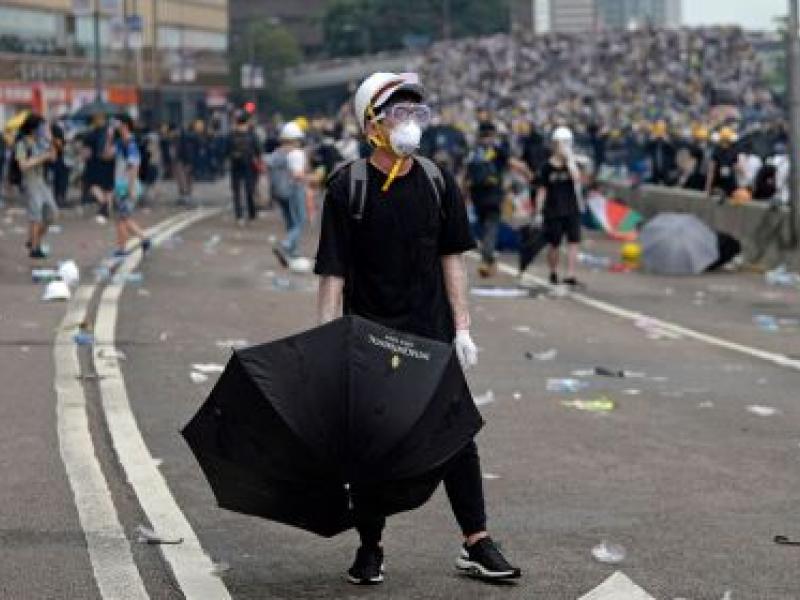 Χονγκ Κονγκ: Χιλιάδες διαδηλωτές έχουν περικυκλώσει το αρχηγείο της αστυνομίας	
