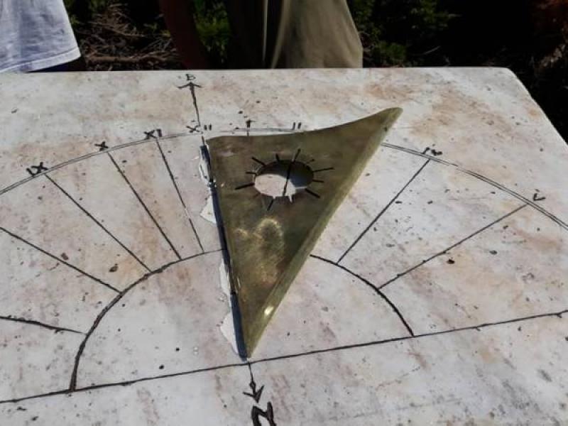 Φιλιατρά: Επισκεύασαν το ηλιακό ρολόι και λίγες ώρες μετά το κατέστρεψαν βάνδαλοι