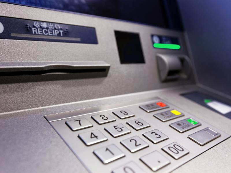 Αναλυτικά οι νέες χρεώσεις στις τράπεζες - Προμήθειες και στα ATM (Βίντεο)