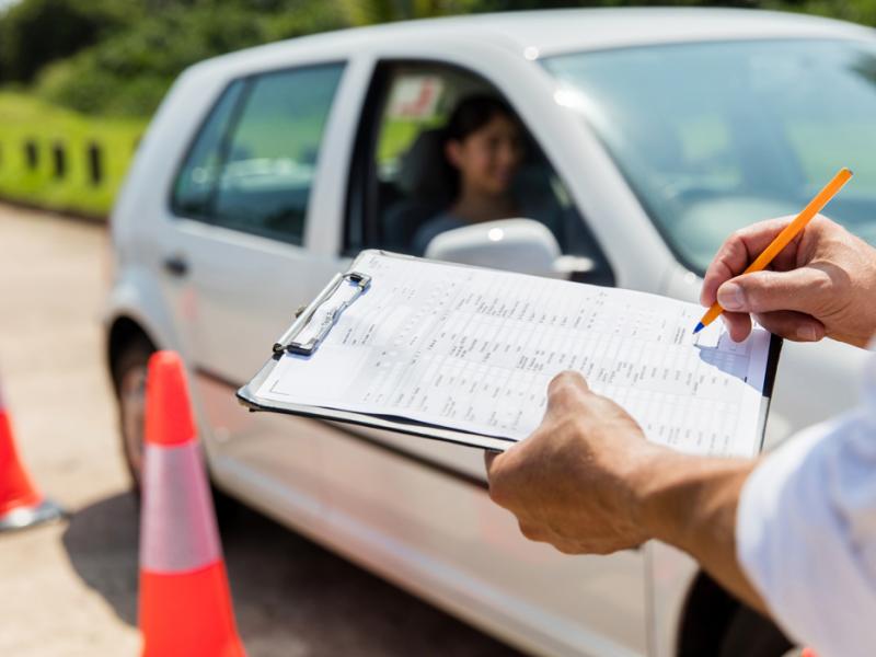 Επανέρχεται για έξι μήνες το παλαιό καθεστώς στα διπλώματα οδήγησης