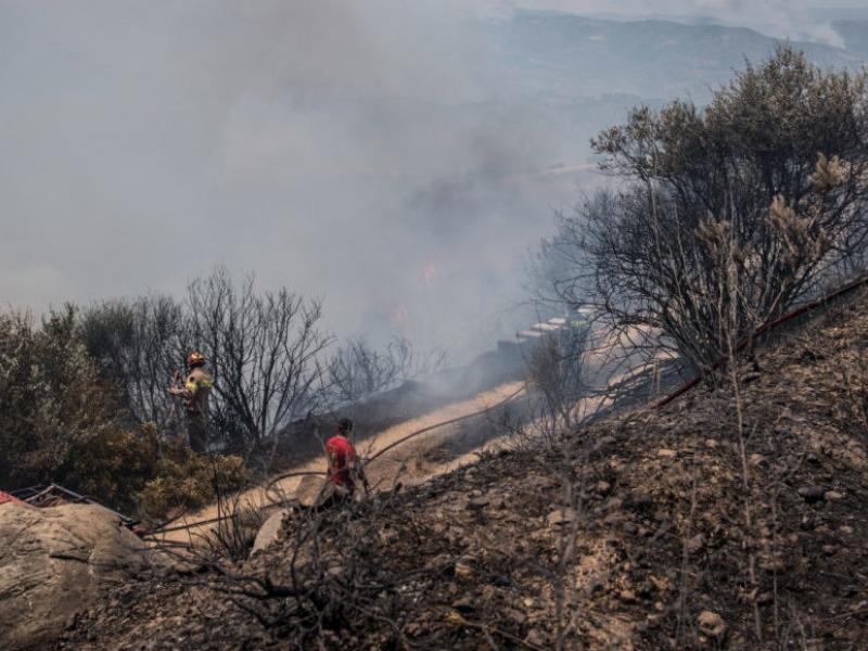 Μάχη με τις φλόγες για δεύτερη νύχτα στην Εύβοια