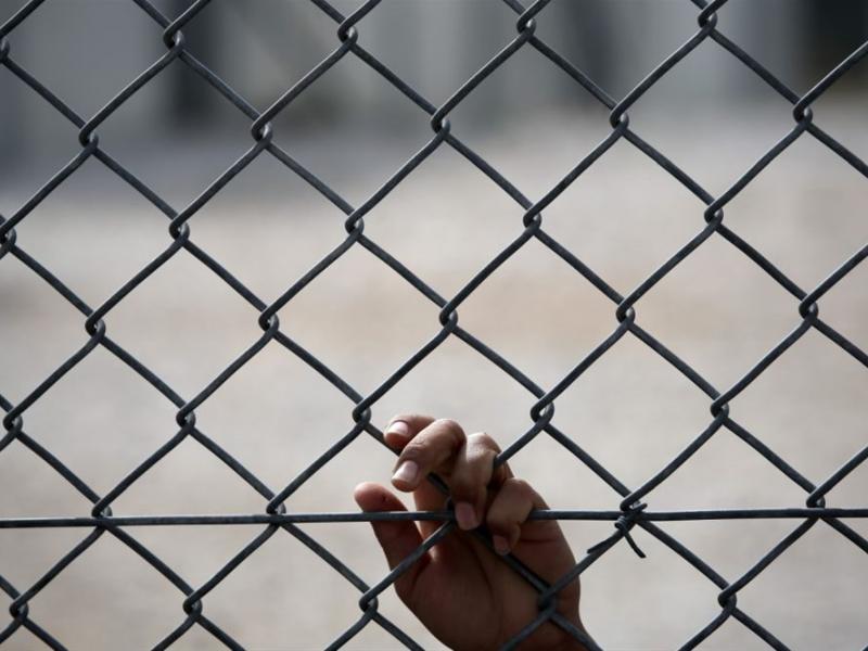 Θεσσαλονίκη: Υπό την απειλή όπλου κρατούσαν φυλακισμένους σε αποθήκη 19 μετανάστες