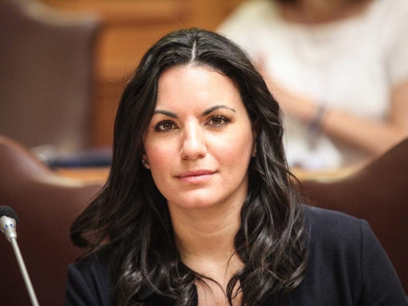 Υπουργείο Τουρισμού: Έδωσαν 17.890 ευρώ με απευθείας ανάθεση για δύο χαλιά στο γραφείο της υπουργού!