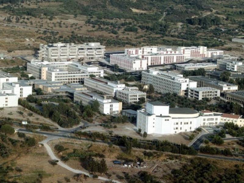 Ζωγράφου: Φωτιά στην πανεπιστημιούπολη απέναντι από τις φοιτητικές εστίες