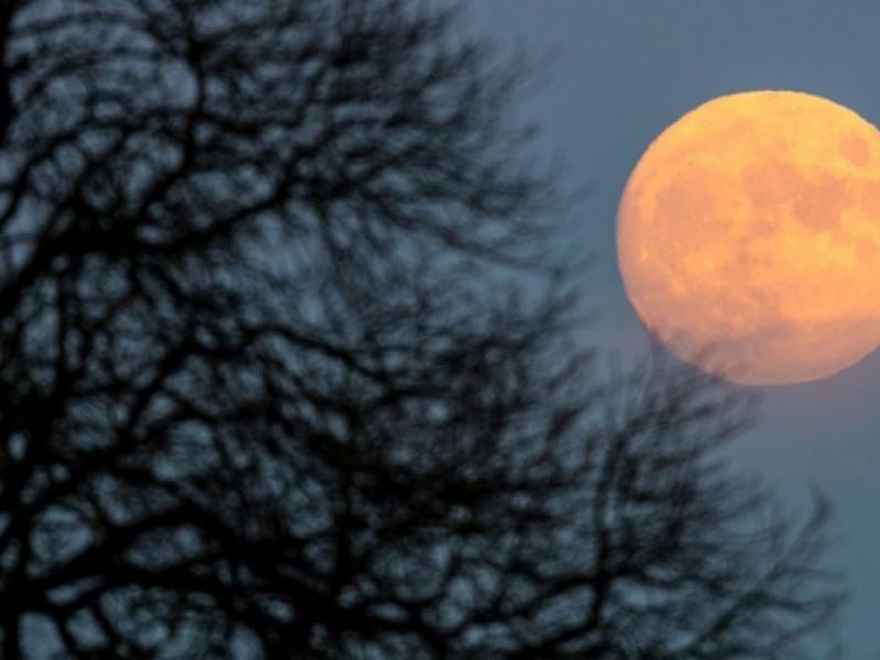 Σήμερα Παρασκευή η πρώτη πανσέληνος του 2020 - Θα συνδυαστεί με την έκλειψη της Σελήνης