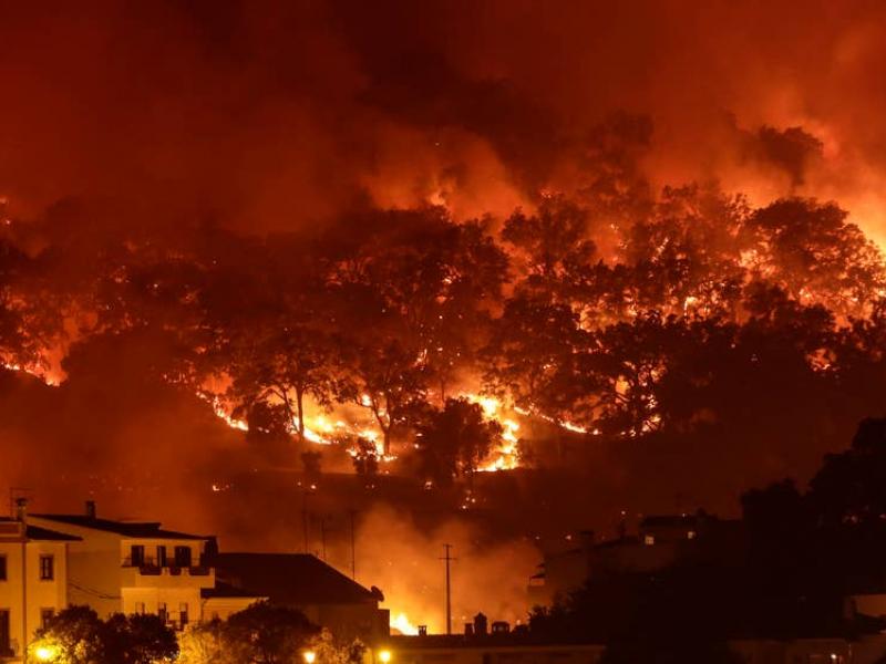 Πάνω από 900 πυροσβέστες στον έλεγχο πυρκαγιών στο κεντρικό τμήμα της Πορτογαλίας