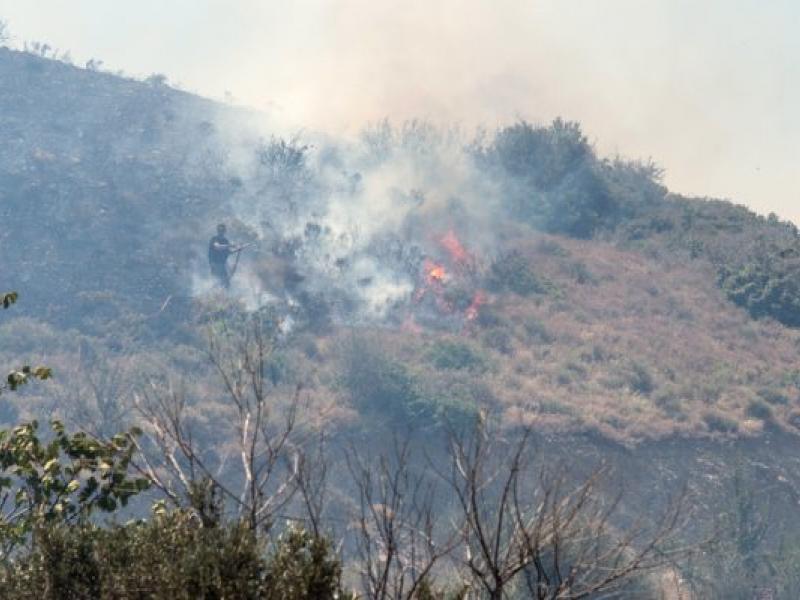 Σοβαρές υλικές ζημιές σε οχήματα προκάλεσε πυρκαγιά στην περιοχή Λενταριανά