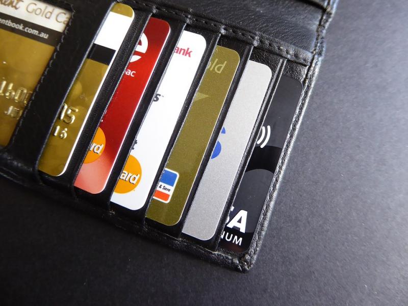 χρεωστική πιστωτική κάρτα πορτοφόλι