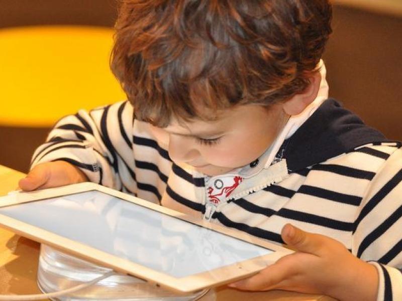 Ο υπερβολικός χρόνος μπροστά στην οθόνη «σκοτώνει» τη φαντασία των παιδιών