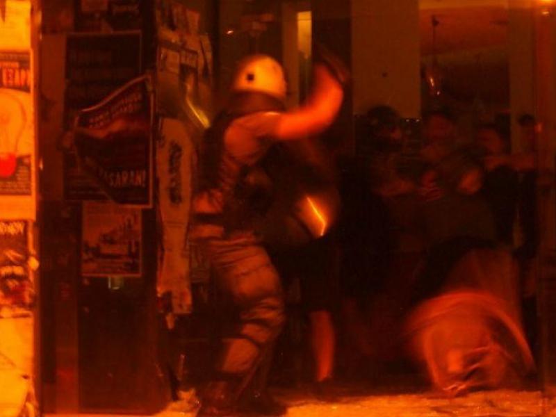 Εξάρχεια: Επίδειξη δύναμης από την αστυνομία - Απόπειρα εισβολής στο Κ*Βοξ (Video)