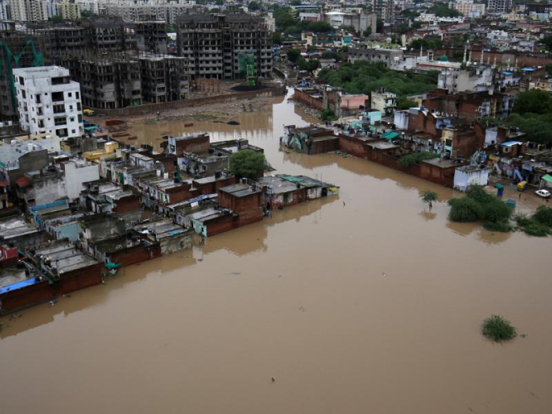 Ινδία: Τουλάχιστον 120 νεκροί από τις σφοδρές βροχοπτώσεις	