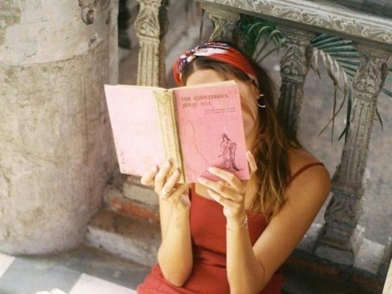 κοπέλα βιβλίο διάβασμα κόκκινο φόρεμα.jpg