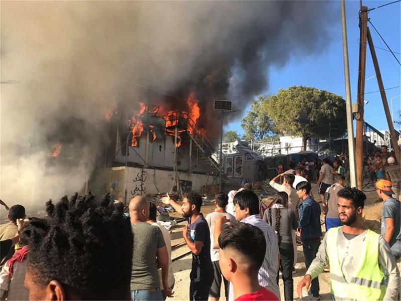 Εκρηκτικό το κλίμα στη Μόρια μετά το θάνατο τουλάχιστον μιας γυναίκας από πυρκαγιά