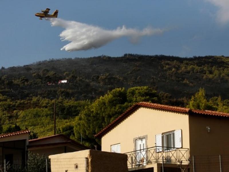 Σε ύφεση η φωτιά στη Ν. Μάκρη - Ενδείξεις για εμπρησμό 