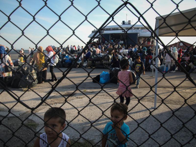 Στο λιμάνι του Πειραιά 215 πρόσφυγες από τη Μόρια