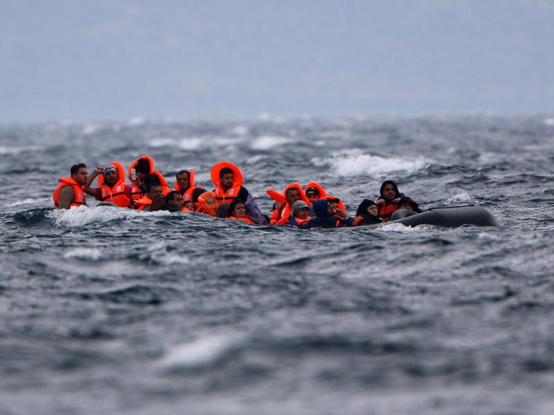 Περισυλλογή προσφύγων από λέμβο νότια της Αστυπάλαιας