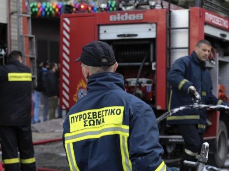 Φωτιά στο Σύνταγμα- Καίγεται κτίριο στην οδό Βουλής