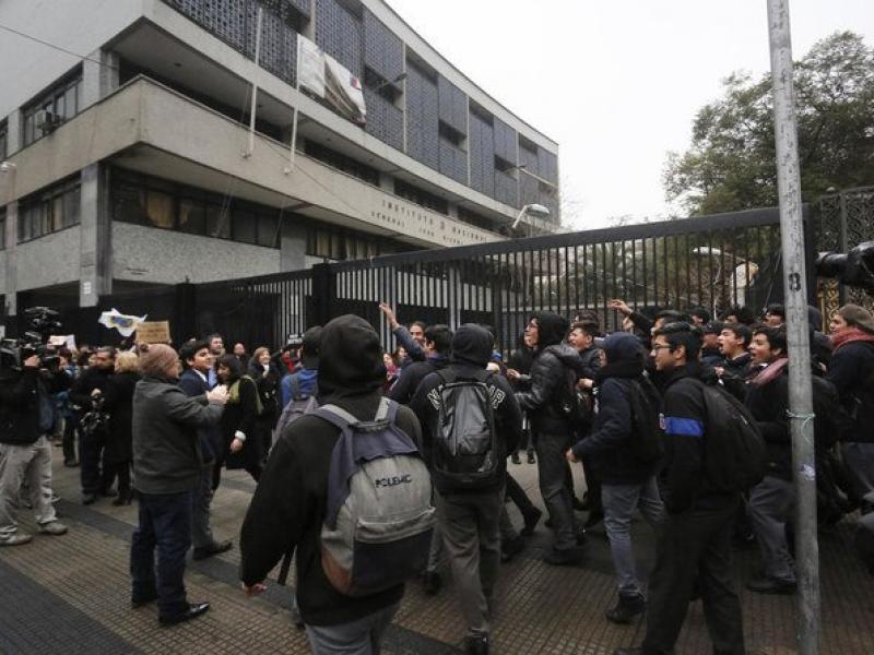 Σε κατάσταση έκτακτης ανάγκης το Σαντιάγο - Συγκρούσεις για την αύξηση τιμής του εισιτηρίου του μετρό