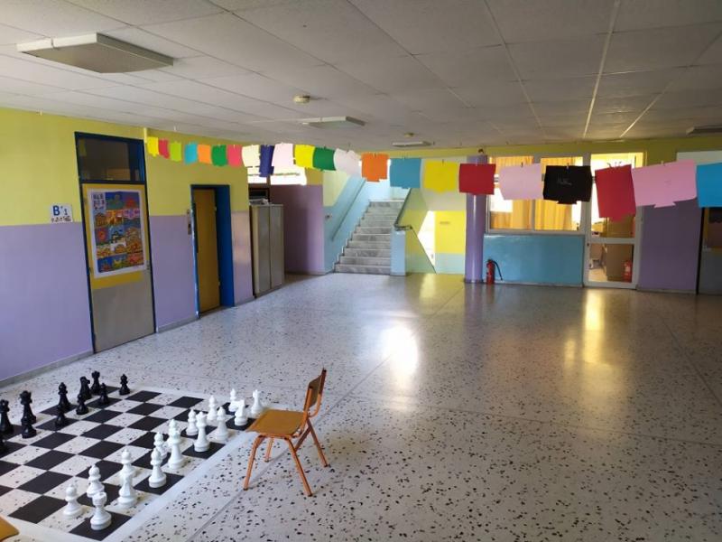 Ένα διαφορετικό σχολείο: Γνωστά έργα ζωγραφικής στις πόρτες και στα διαλείμματα παίζει Χατζιδάκι