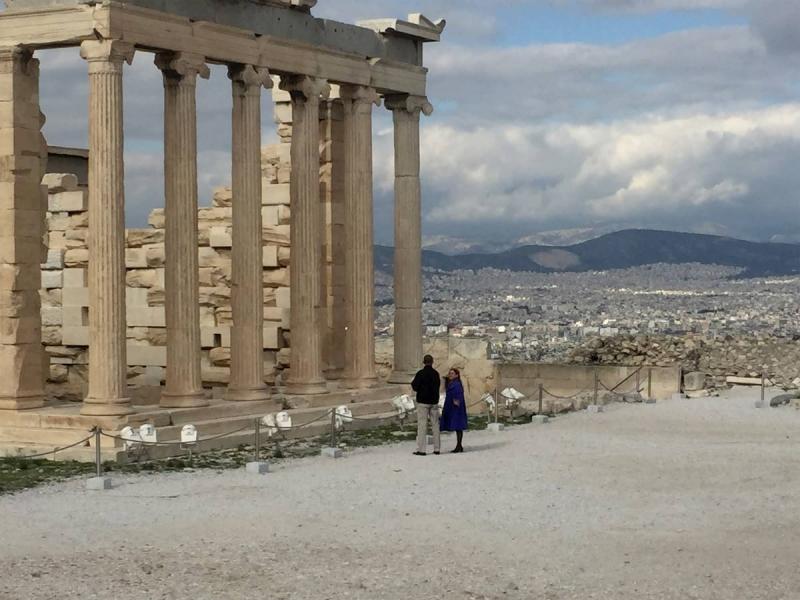 Τρόμος στην Ακρόπολη: Συνελήφθη 38χρονος που επιτέθηκε σε νεαρή και προσπάθησε να τη βιάσει