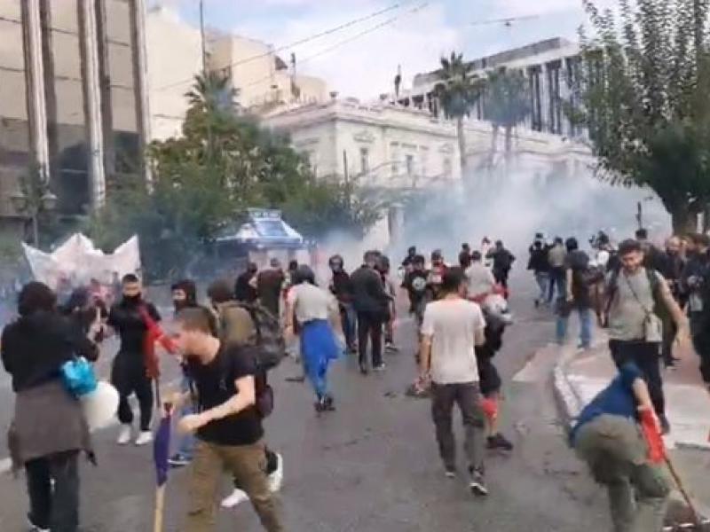 Live video: Επεισόδια και χημικά στην πορεία των φοιτητών στο Σύνταγμα