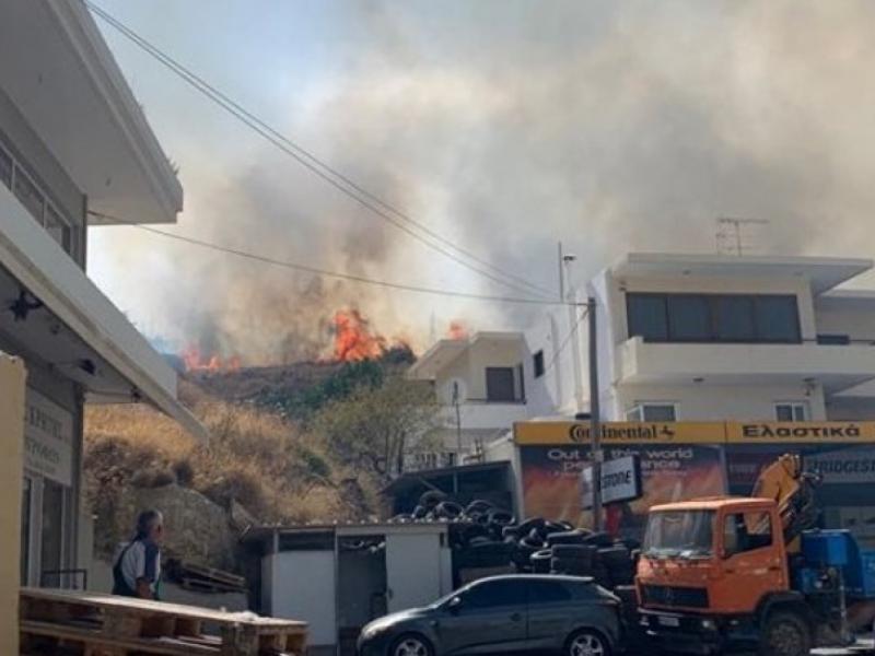 Ρέθυμνο: Σε εξέλιξη η φωτιά στην περιοχή Τρία Μοναστήρια