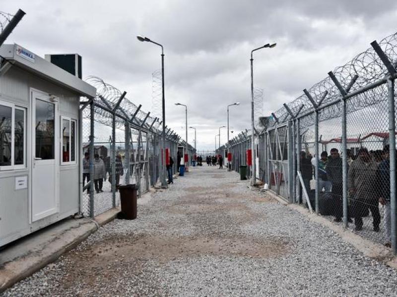 Φωτιά τώρα σε κέντρο κράτησης προσφύγων στην Αμυγδαλέζα 