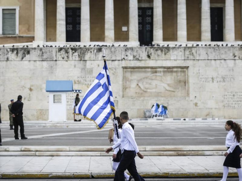 «Φρένο» στην επιλογή σημαιοφόρων στα δημοτικά μέχρι την ψήφιση της νέας ρύθμισης (Εγκύκλιος)