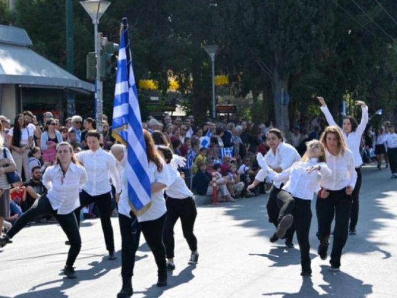 Τα κορίτσια της παρέλασης α λα Monty Python απαντούν: Στρατιωτάκια ακούνητα, μέρα ή νύχτα;