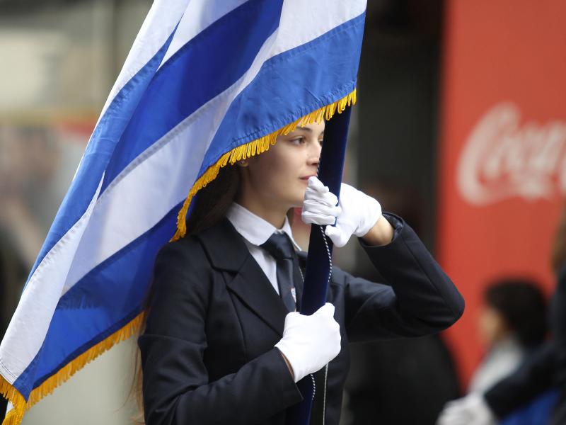 Αγνοεί την απόφαση του ΣτΕ η Κεραμέως - Καταργείται η κλήρωση για τη σημαία στα δημοτικά 