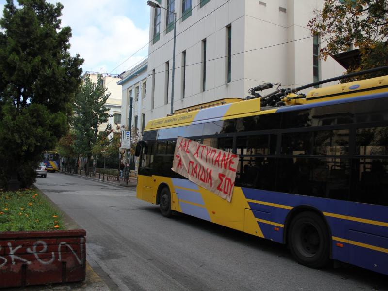 Προσαγωγή για χάρτινα πανό σε τρόλει και λεωφορεία για την επέμβαση στην ΑΣΟΕΕ