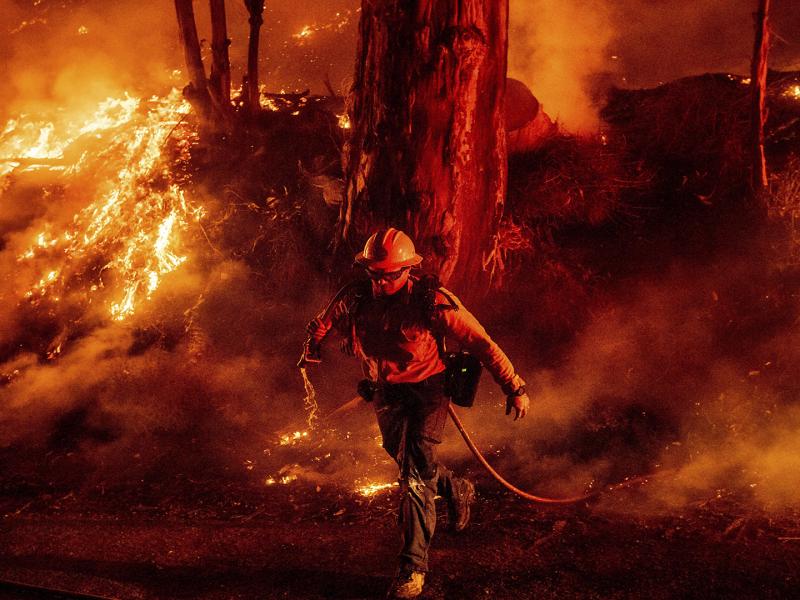 Η Καλιφόρνια φλέγεται και ο Τραμπ απειλεί με διακοπή χρηματοδότησης για την κατάσβεση