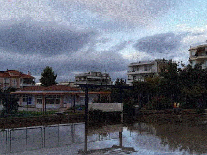 Το προαύλιο σχολείου στη Βούλα μετατράπηκε σε «λίμνη» (Φωτογραφίες)