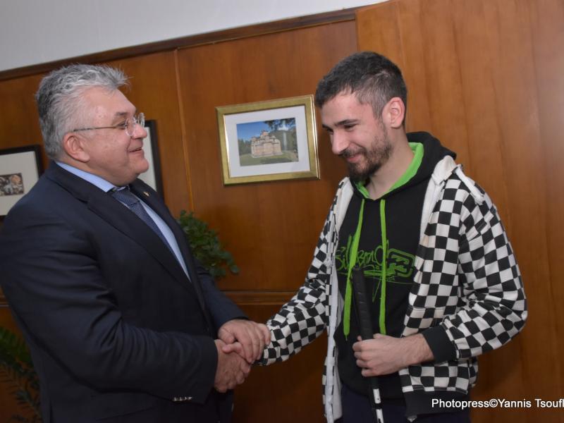 Συνάντηση του Πρύτανη του ΑΠΘ με τον Αργύρη Κουμτζή, τον φοιτητή χωρίς όραση που αρίστευσε