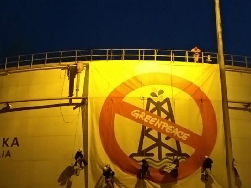 Κατάληψη της Greenpeace στα ΕΛΠΕ