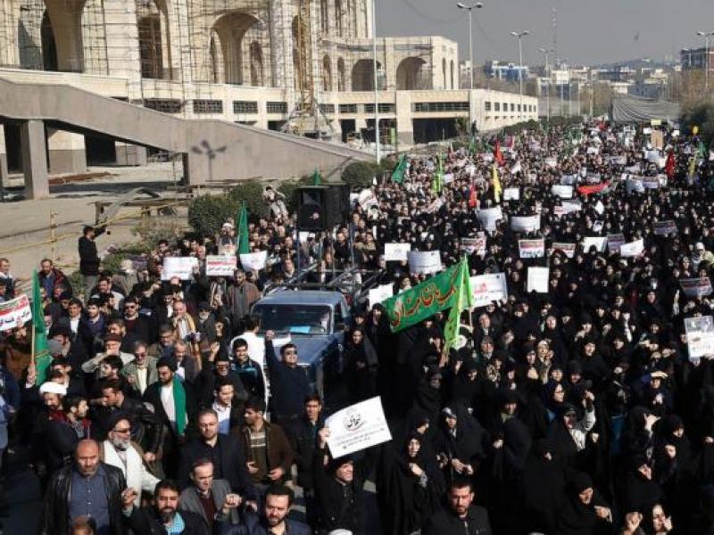 «Κόλαση» στο Ιράν: Διαδηλώσεις λόγω αύξησης της τιμής της βενζίνης