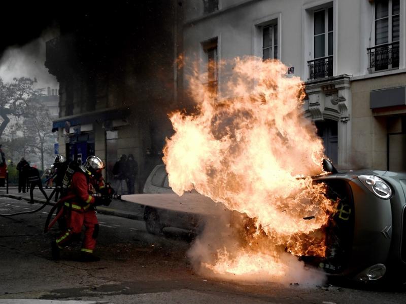 «Κίτρινα Γιλέκα»: Βίαια επεισόδια στο Παρίσι - Πάνω από 120 συλλήψεις