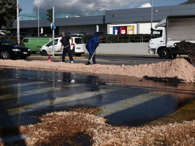 Λεωφ. Βουλιαγμένης: Διέρρευσε ελαιόλαδο από φορτηγό