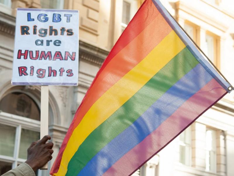 Εμπρός για… πίσω από την κυβέρνηση: Καταψήφισαν την απαγόρευση των διακρίσεων