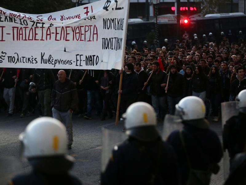 Πολυτεχνείο: Μαζική η μεγάλη πορεία για το Πολυτεχνείο - ΒΙΝΤΕΟ