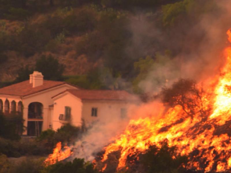 ΗΠΑ: Πυρκαγιά απειλεί σπίτια στη Σάντα Μπάρμπαρα της Καλιφόρνιας	