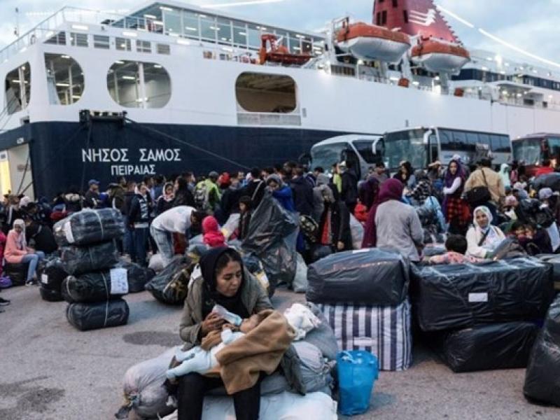 Στο λιμάνι του Πειραιά οι πρόσφυγες από τα νησιά