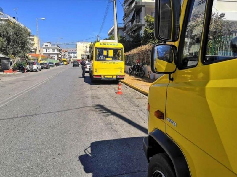 Τροχαίο σχολικού λεωφορείου στη Βούλα - Παραβίαση σήματος από οδηγό