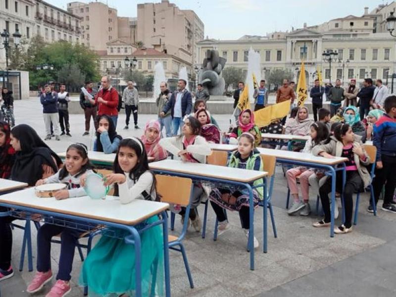 Μαθητές έστησαν θρανία στην πλατεία Κοτζιά για την επαναλειτουργία του σχολείου Πακιστανικής Κοινότητας
