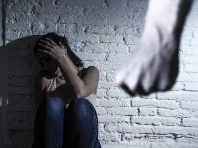 Μία στις 16 έγκυες στην Ελλάδα θύμα ενδοοικογενειακής βίας
