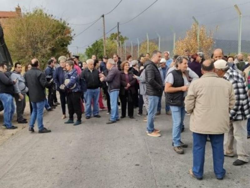Χίος: Κάτοικοι έκλεισαν τον δρόμο που οδηγεί στο Κέντρο Υποδοχής της ΒΙΑΛ