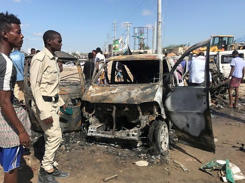 Έκρηξη παγιδευμένου αυτοκινήτου στη Σομαλία: Πάνω από 13 νεκροί (Φωτογραφίες)